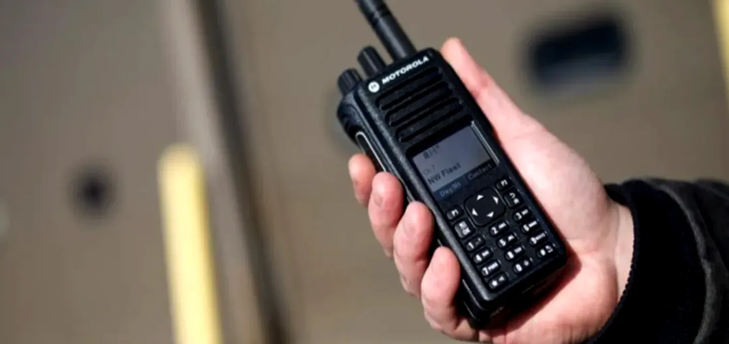 شبكة عامة مقابل شبكة خاصة PTT: الاختلافات الرئيسية والتقنيات وحلول التكامل